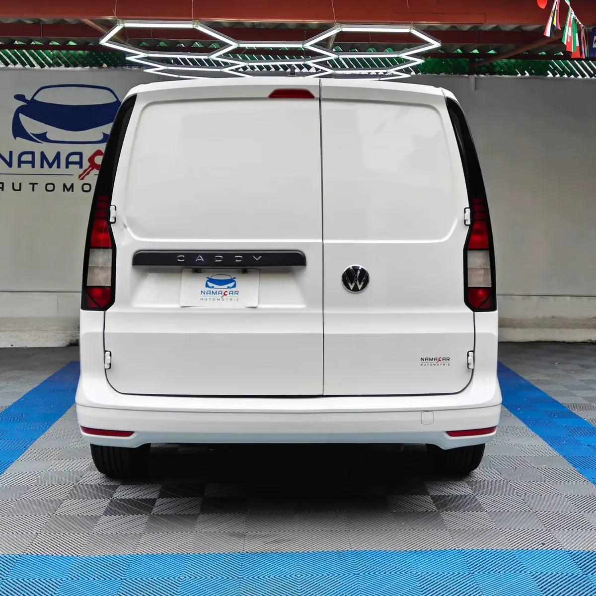 Van de carga Volkswagen Caddy 2.0 Maxi TDI MT 2022 seminueva en color blanco, vista exterior trasera directa y completa en Namacar Automotriz.
