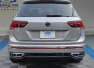 SUV familiar Volkswagen Tiguan 1.4 R-Line 2022 seminueva en color plata, vista exterior trasera directa y completa en Namacar Automotriz.