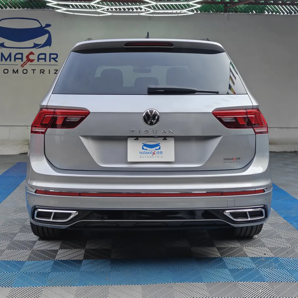 SUV familiar Volkswagen Tiguan 1.4 R-Line 2022 seminueva en color plata, vista exterior trasera directa y completa en Namacar Automotriz.