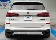 SUV híbrida de lujo BMW X5 2021 seminueva en color blanco, vista exterior trasera directa y completa exhibida en Namacar Automotriz.