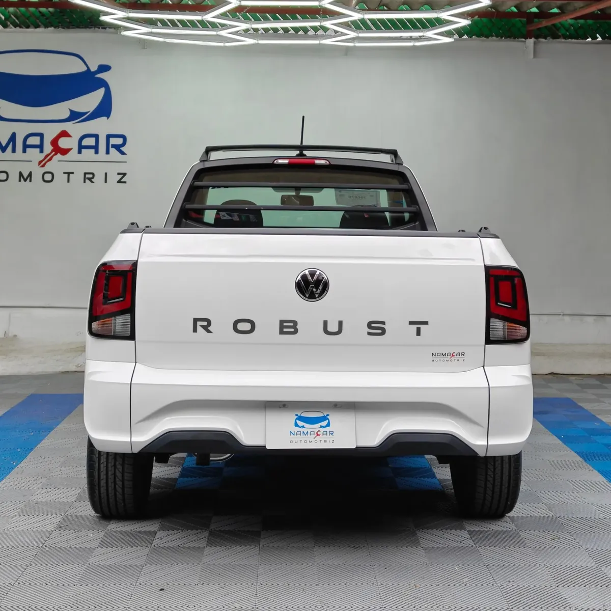Camioneta pick-up Volkswagen Saveiro 1.6 Robust de transmisión manual año 2025 seminueva en color blanco, vista exterior trasera directa y completa exhibida en Namacar Automotriz.