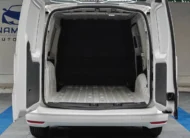 Vista trasera directa con las puertas abiertas, mostrando el amplio espacio interior de carga panel de una van Volkswagen Caddy 2.0 Maxi TDI MT 2022 seminueva en Namacar Automotriz.