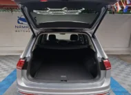Vista trasera directa con la cajuela abierta, mostrando el amplio espacio de carga posterior y el cubreobjetos de una SUV Volkswagen Tiguan 1.4 R-Line 2022 seminueva en Namacar Automotriz.