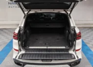 Vista exterior trasera de la amplia cajuela abierta con doble portón de una SUV premium BMW X5 2021 seminueva en color blanco, exhibida en Namacar Automotriz.