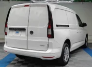 Van de carga Volkswagen Caddy 2.0 Maxi TDI MT 2022 seminueva en color blanco, vista exterior trasera en ángulo de tres cuartos derecha expuesta en Namacar Automotriz.