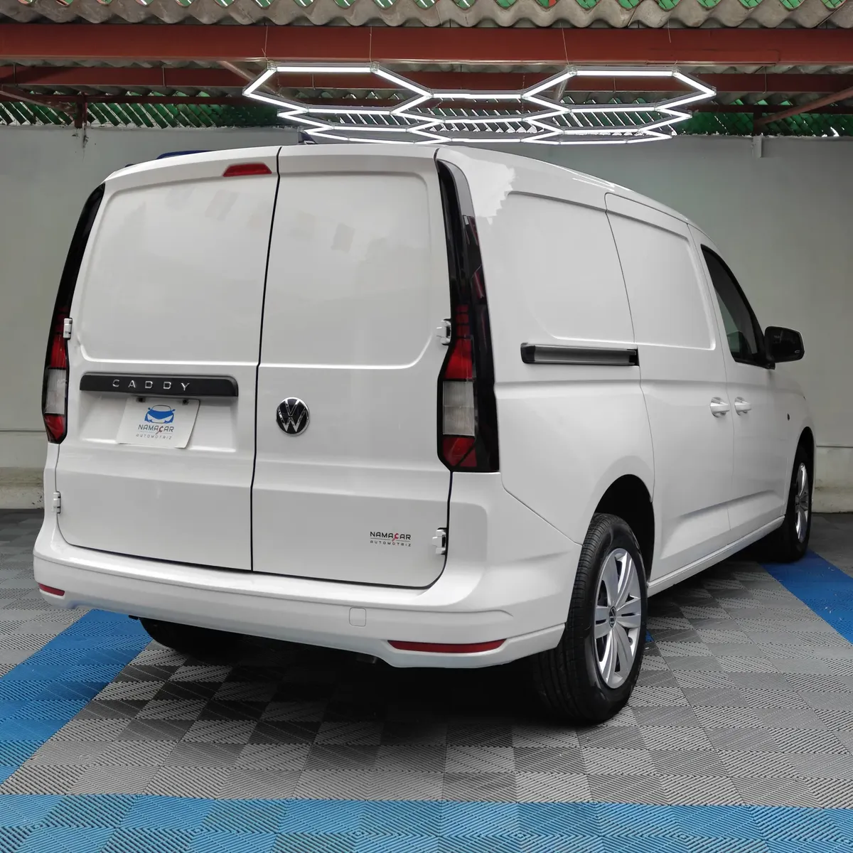 Van de carga Volkswagen Caddy 2.0 Maxi TDI MT 2022 seminueva en color blanco, vista exterior trasera en ángulo de tres cuartos derecha expuesta en Namacar Automotriz.