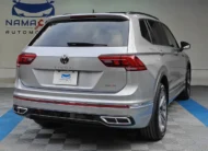SUV familiar Volkswagen Tiguan 1.4 R-Line 2022 seminueva en color plata, vista exterior trasera en ángulo de tres cuartos derecha exhibida en Namacar Automotriz.