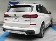 SUV de lujo BMW X5 2021 seminueva en color blanco, vista exterior trasera en ángulo de tres cuartos derecha exhibida en las instalaciones de Namacar Automotriz.