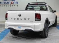 Camioneta pick-up utilitaria Volkswagen Saveiro 1.6 Robust MT año 2025 seminueva en color blanco, vista exterior trasera en ángulo de tres cuartos derecha exhibida en Namacar Automotriz.