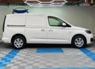 Van de carga Volkswagen Caddy 2.0 Maxi TDI MT 2022 seminueva en color blanco, vista exterior de perfil lateral derecho completo en Namacar Automotriz.