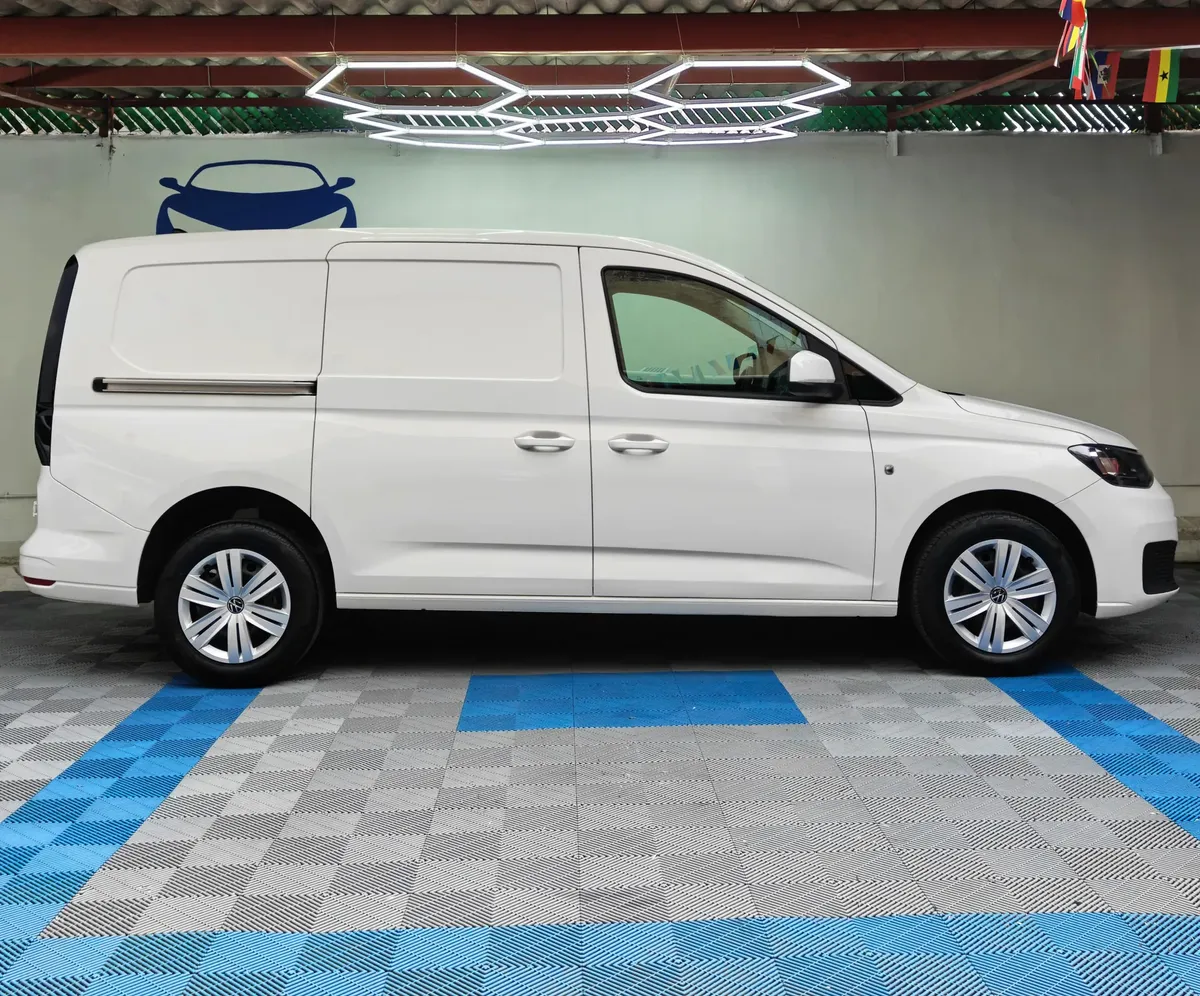 Van de carga Volkswagen Caddy 2.0 Maxi TDI MT 2022 seminueva en color blanco, vista exterior de perfil lateral derecho completo en Namacar Automotriz.