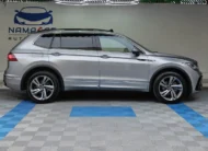 SUV deportiva Volkswagen Tiguan 1.4 R-Line 2022 seminueva en color plata, vista exterior de perfil lateral derecho completo en Namacar Automotriz.