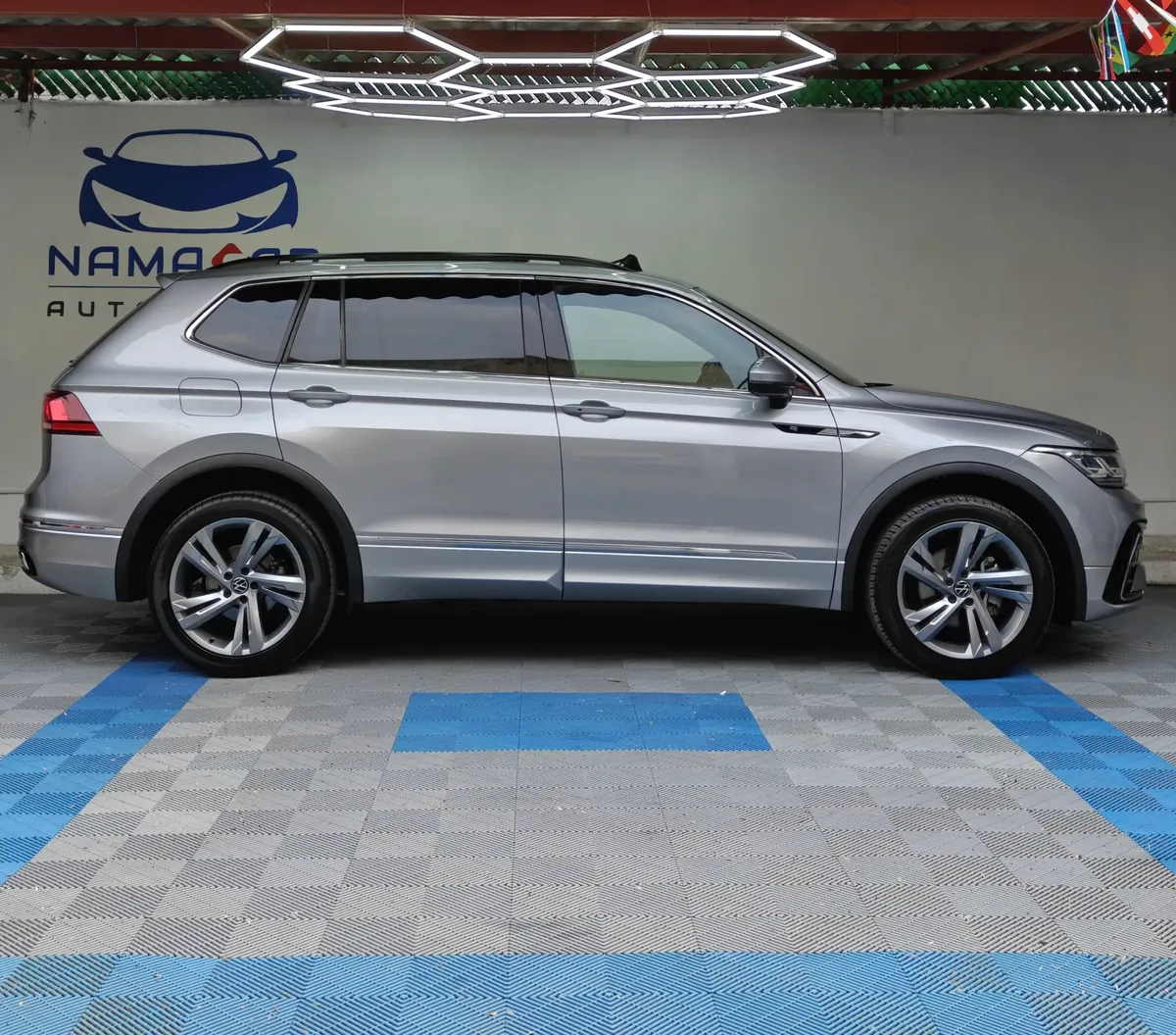 SUV deportiva Volkswagen Tiguan 1.4 R-Line 2022 seminueva en color plata, vista exterior de perfil lateral derecho completo en Namacar Automotriz.