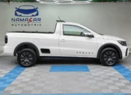 Camioneta pick-up de cabina sencilla Volkswagen Saveiro 1.6 Robust MT año 2025 seminueva en color blanco, vista exterior de perfil lateral derecho completo en el piso de exhibición de Namacar Automotriz.