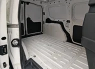 Vista interior de la zona de carga panel desde la puerta lateral derecha corrediza abierta de una van Volkswagen Caddy 2.0 Maxi TDI MT 2022 seminueva en Namacar Automotriz.