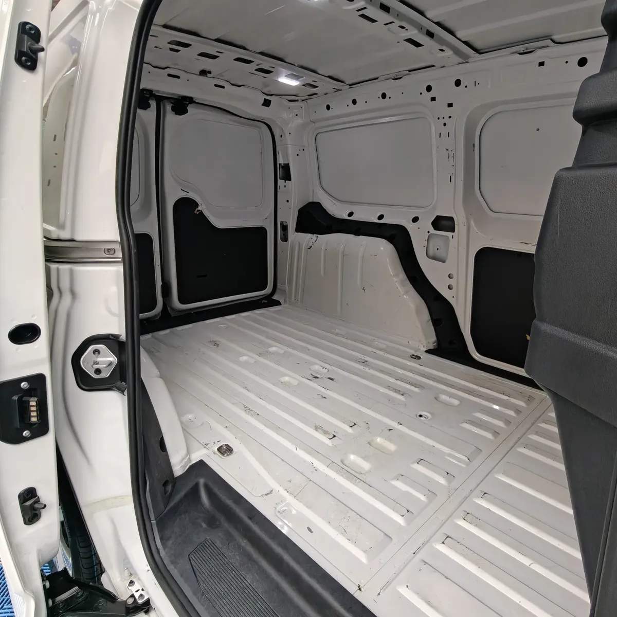 Vista interior de la zona de carga panel desde la puerta lateral derecha corrediza abierta de una van Volkswagen Caddy 2.0 Maxi TDI MT 2022 seminueva en Namacar Automotriz.