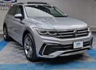 SUV deportiva Volkswagen Tiguan 1.4 R-Line 2022 seminueva en color plata, vista exterior frontal en ángulo de tres cuartos derecha expuesta en Namacar Automotriz.