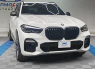 SUV híbrida premium BMW X5 2021 seminueva en color blanco, vista exterior frontal en ángulo de tres cuartos derecha exhibida en las instalaciones de Namacar Automotriz