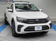 Camioneta pick-up compacta Volkswagen Saveiro 1.6 Robust MT año 2025 seminueva en color blanco, vista exterior frontal en ángulo de tres cuartos derecha expuesta en Namacar Automotriz.