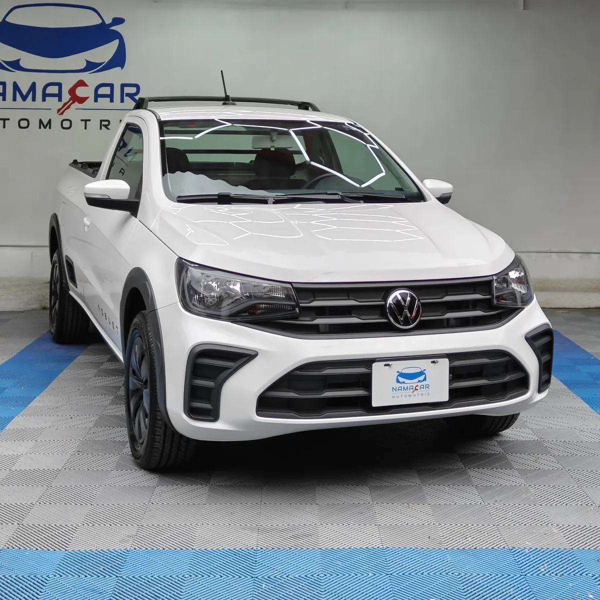 Camioneta pick-up compacta Volkswagen Saveiro 1.6 Robust MT año 2025 seminueva en color blanco, vista exterior frontal en ángulo de tres cuartos derecha expuesta en Namacar Automotriz.