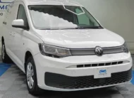 Van de carga Volkswagen Caddy 2.0 Maxi TDI MT 2022 seminueva en color blanco, vista exterior frontal en ángulo de tres cuartos izquierda exhibida en Namacar Automotriz.