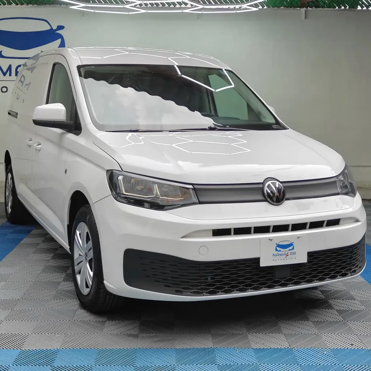 Van de carga Volkswagen Caddy 2.0 Maxi TDI MT 2022 seminueva en color blanco, vista exterior frontal en ángulo de tres cuartos izquierda exhibida en Namacar Automotriz.