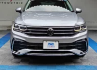 SUV deportiva Volkswagen Tiguan 1.4 R-Line 2022 seminueva en color plata, vista exterior frontal directa y completa exhibida en las instalaciones de Namacar Automotriz.