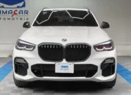 SUV híbrida de lujo BMW X5 2021 seminueva en color blanco, vista exterior frontal directa y completa exhibida en Namacar Automotriz.