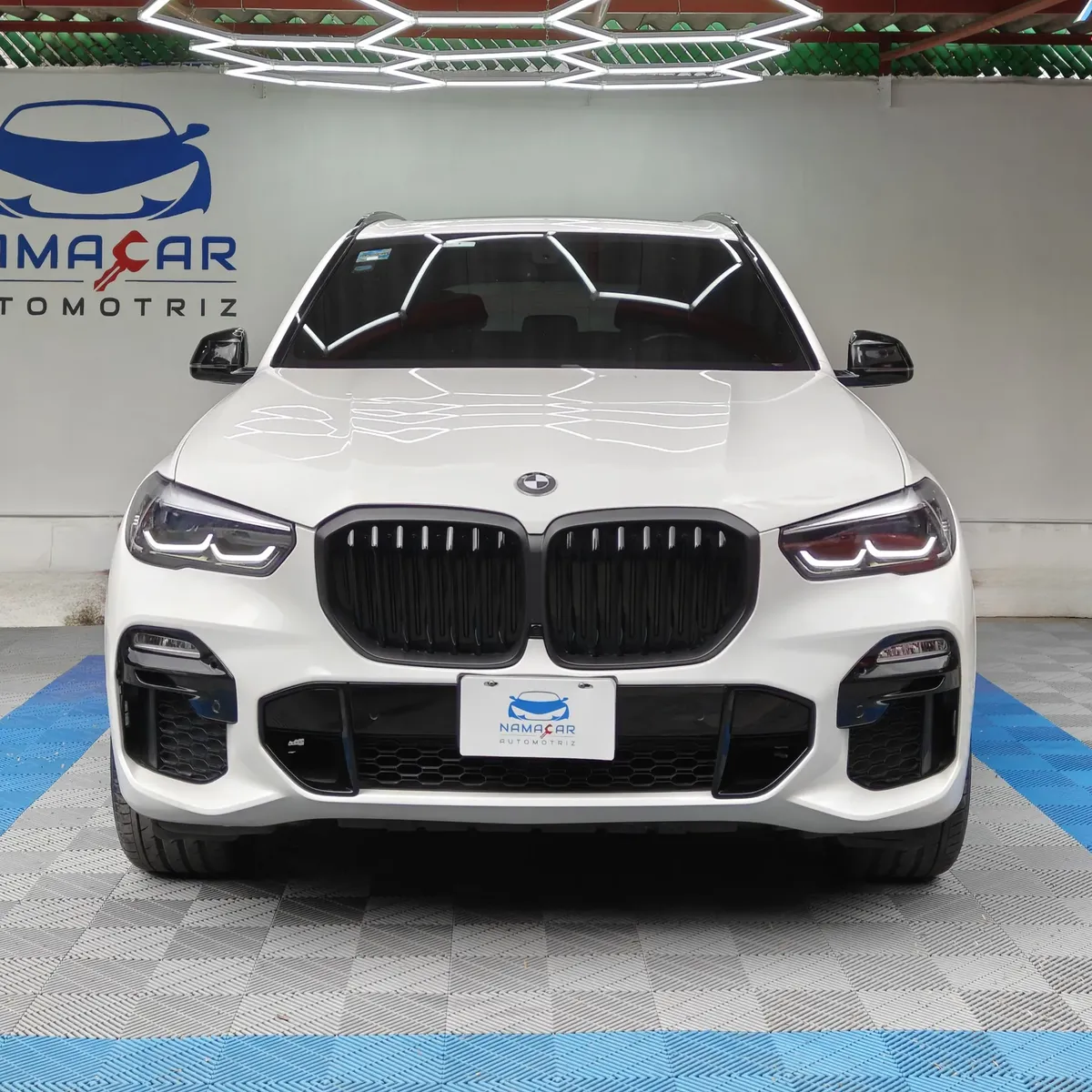 SUV híbrida de lujo BMW X5 2021 seminueva en color blanco, vista exterior frontal directa y completa exhibida en Namacar Automotriz.