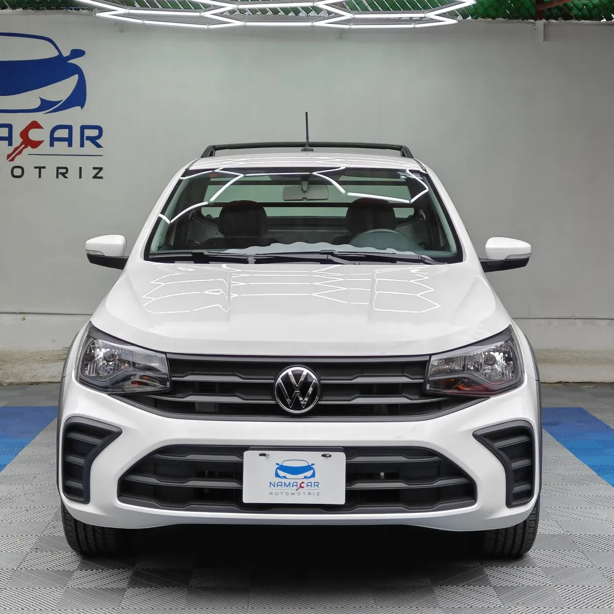 Camioneta pick-up de trabajo Volkswagen Saveiro 1.6 Robust de transmisión manual año 2025 seminueva en color blanco, vista exterior frontal directa y completa en Namacar Automotriz.