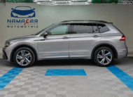 SUV deportiva Volkswagen Tiguan 1.4 R-Line 2022 seminueva en color plata, vista exterior de perfil lateral izquierdo completo en Namacar Automotriz.