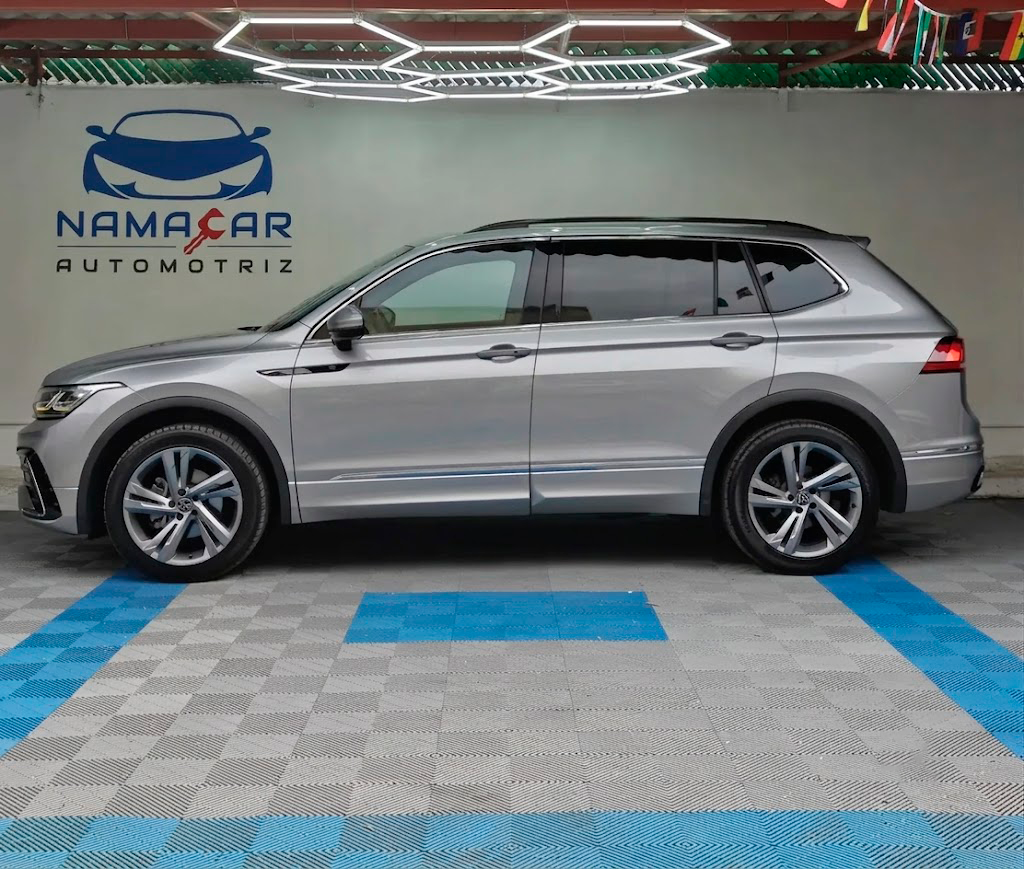 SUV deportiva Volkswagen Tiguan 1.4 R-Line 2022 seminueva en color plata, vista exterior de perfil lateral izquierdo completo en Namacar Automotriz.