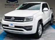 Camioneta pickup Volkswagen Amarok 2.0 Highline 4Motion automática año 2018 seminueva en color blanco, vista exterior frontal en ángulo de tres cuartos izquierda exhibida en Namacar Automotriz.