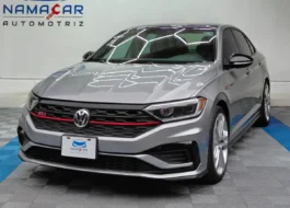Auto sedán deportivo Volkswagen Jetta 2.0 GLI DSG automático año 2021 seminuevo en color gris plata, vista exterior frontal en ángulo de tres cuartos izquierda exhibido en Namacar Automotriz.