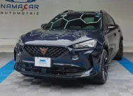 SUV Crossover deportiva Cupra Formentor 2.0 Mid 190 HP 2WD DSG7 año 2022 seminueva en color azul oscuro metálico, vista exterior frontal en ángulo de tres cuartos izquierda exhibida en Namacar Automotriz.