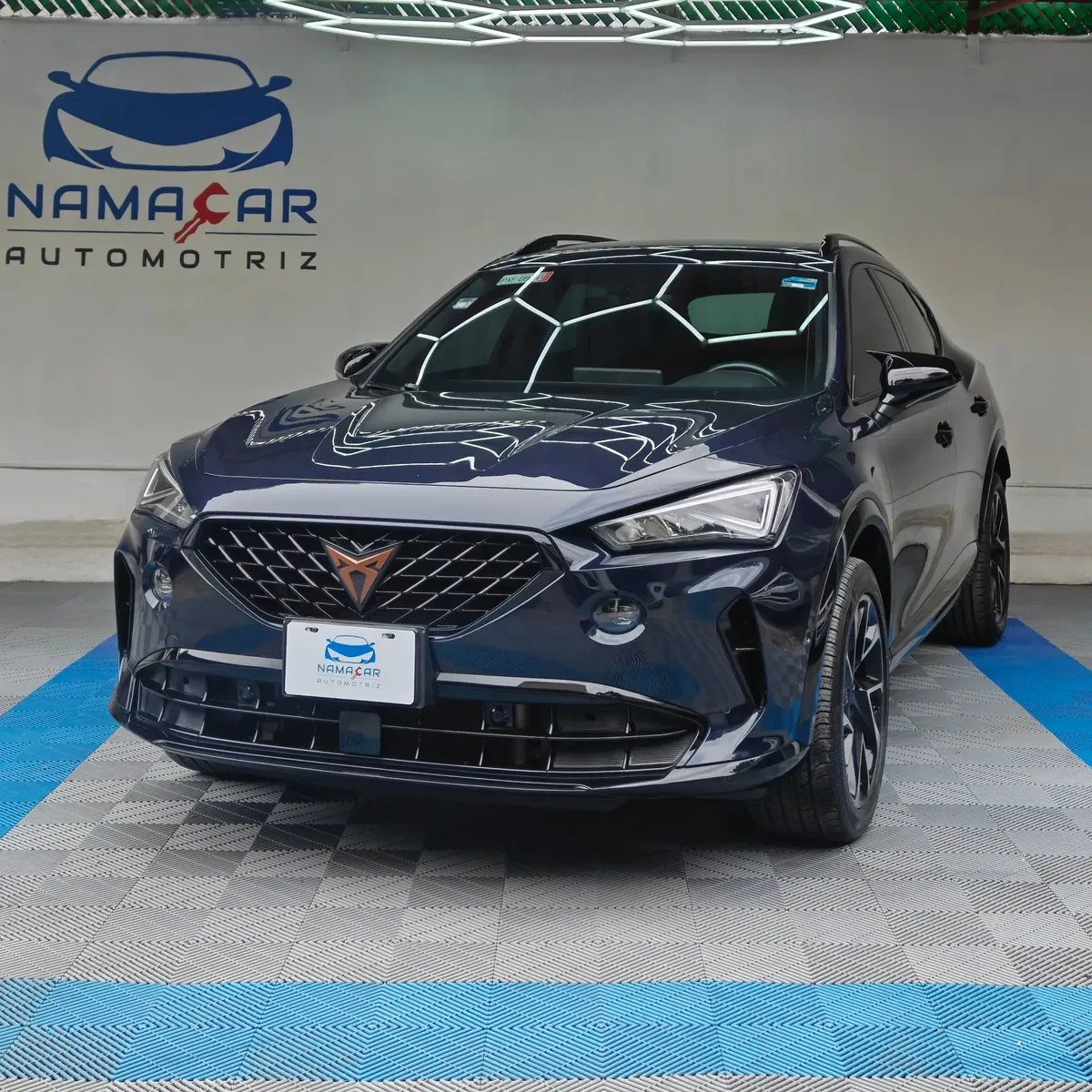 SUV Crossover deportiva Cupra Formentor 2.0 Mid 190 HP 2WD DSG7 año 2022 seminueva en color azul oscuro metálico, vista exterior frontal en ángulo de tres cuartos izquierda exhibida en Namacar Automotriz.
