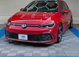 Hatchback deportivo Volkswagen Golf GTI 2.0 L de 241 HP automático DSG7 año 2024 seminuevo en color rojo brillante, vista exterior frontal en ángulo de tres cuartos izquierda exhibido en Namacar Automotriz.