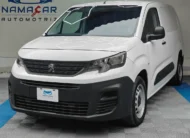 Camioneta de carga comercial Peugeot Partner 1.6 HDi Maxi transmisión manual año 2021 seminueva en color blanco, vista exterior frontal en ángulo de tres cuartos izquierda exhibida en Namacar Automotriz.