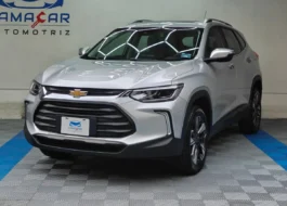 Camioneta SUV urbana Chevrolet Tracker 1.2 Premier Turbo transmisión automática año 2023 seminueva en color plata, vista exterior frontal en ángulo de tres cuartos izquierda exhibida en Namacar Automotriz.