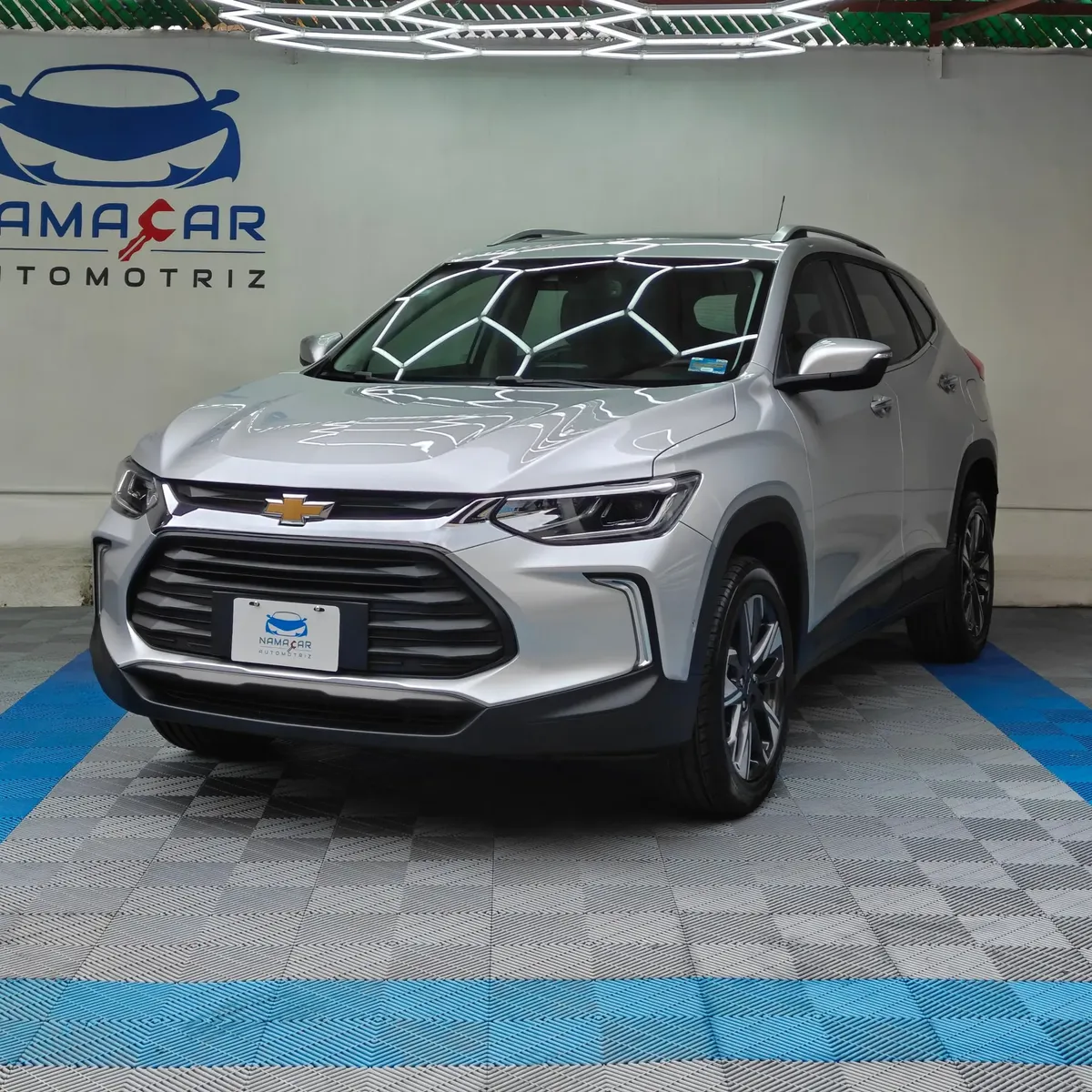 Camioneta SUV urbana Chevrolet Tracker 1.2 Premier Turbo transmisión automática año 2023 seminueva en color plata, vista exterior frontal en ángulo de tres cuartos izquierda exhibida en Namacar Automotriz.
