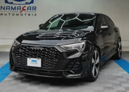 Camioneta SUV de lujo Audi Q3 2.0 S Line 180 Hp transmisión DSG automática año 2022 seminueva en color negro brillante, vista exterior frontal en ángulo de tres cuartos izquierda exhibida en Namacar Automotriz.