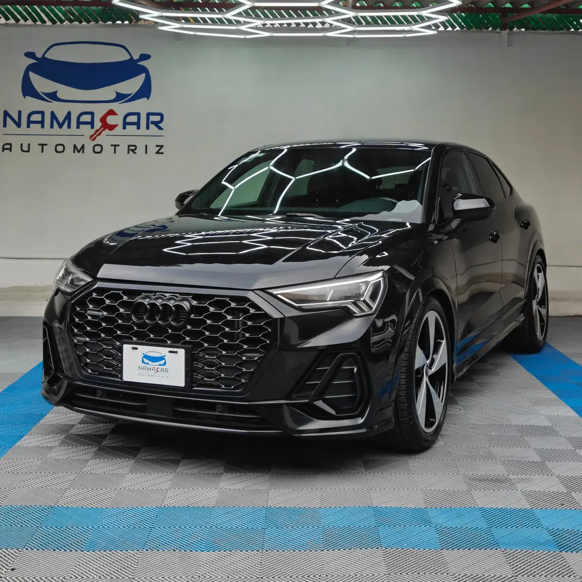 Camioneta SUV de lujo Audi Q3 2.0 S Line 180 Hp transmisión DSG automática año 2022 seminueva en color negro brillante, vista exterior frontal en ángulo de tres cuartos izquierda exhibida en Namacar Automotriz.