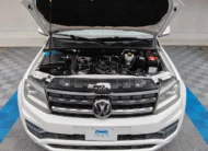 Vista exterior frontal en picada superior con el cofre abierto que muestra el motor 2.0 TDI de una camioneta pickup Volkswagen Amarok 2.0 Highline 4Motion automática año 2018 seminueva en color blanco, en Namacar Automotriz.