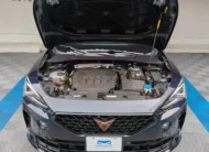 Vista exterior frontal en picada superior con el cofre abierto que muestra el motor 2.0 L de 190 HP de una SUV Crossover deportiva Cupra Formentor Mid 2WD DSG7 año 2022 seminueva en color azul oscuro metálico, exhibida en Namacar Automotriz.