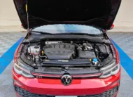 Hatchback deportivo Volkswagen Golf GTI 2.0 L de 241 HP automático DSG7 año 2024 seminuevo en color rojo brillante, vista exterior delantera con el cofre abierto mostrando el compartimento del motor exhibido en Namacar Automotriz.