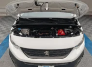 Camioneta de carga comercial Peugeot Partner 1.6 HDi Maxi transmisión manual año 2021 seminueva en color blanco, vista exterior frontal centrada con el cofre abierto exhibiendo el compartimento del motor Diésel 1.6 L HDi en Namacar Automotriz.