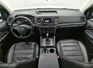 Vista interior cenital desde arriba que muestra la cabina, tablero, volante multifunción, consola central y asientos delanteros de piel negra de una camioneta pickup Volkswagen Amarok 2.0 Highline 4Motion automática año 2018 seminueva.