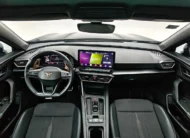 Vista interior cenital desde arriba que muestra la cabina, el tablero con pantalla táctil, el volante deportivo con logotipo cobre, la consola central y los asientos delanteros tipo balde de una SUV Crossover deportiva Cupra Formentor 2.0 Mid 190 HP 2WD DSG7 año 2022 seminueva.