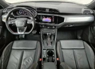 Vista interior panorámica desde la parte trasera que muestra la cabina delantera completa, el cuadro de instrumentos Audi Virtual Cockpit, la pantalla táctil de infoentretenimiento MMI con cámara de reversa, el volante deportivo multifunción S Line y los asientos deportivos en piel negra de una camioneta SUV Audi Q3 2.0 S Line 180 Hp transmisión DSG automática año 2022 seminueva.