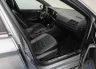 Vista interior desde la puerta del copiloto abierta que muestra los asientos deportivos de piel negra, el tablero y la consola central de un auto sedán Volkswagen Jetta 2.0 GLI DSG automático año 2021 seminuevo en ángulo oblicuo derecho.
